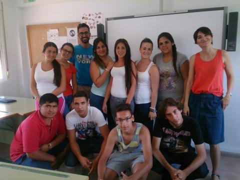 alumnado de 4º de ESO del IES Sofía junto a personal de Madre Coraje